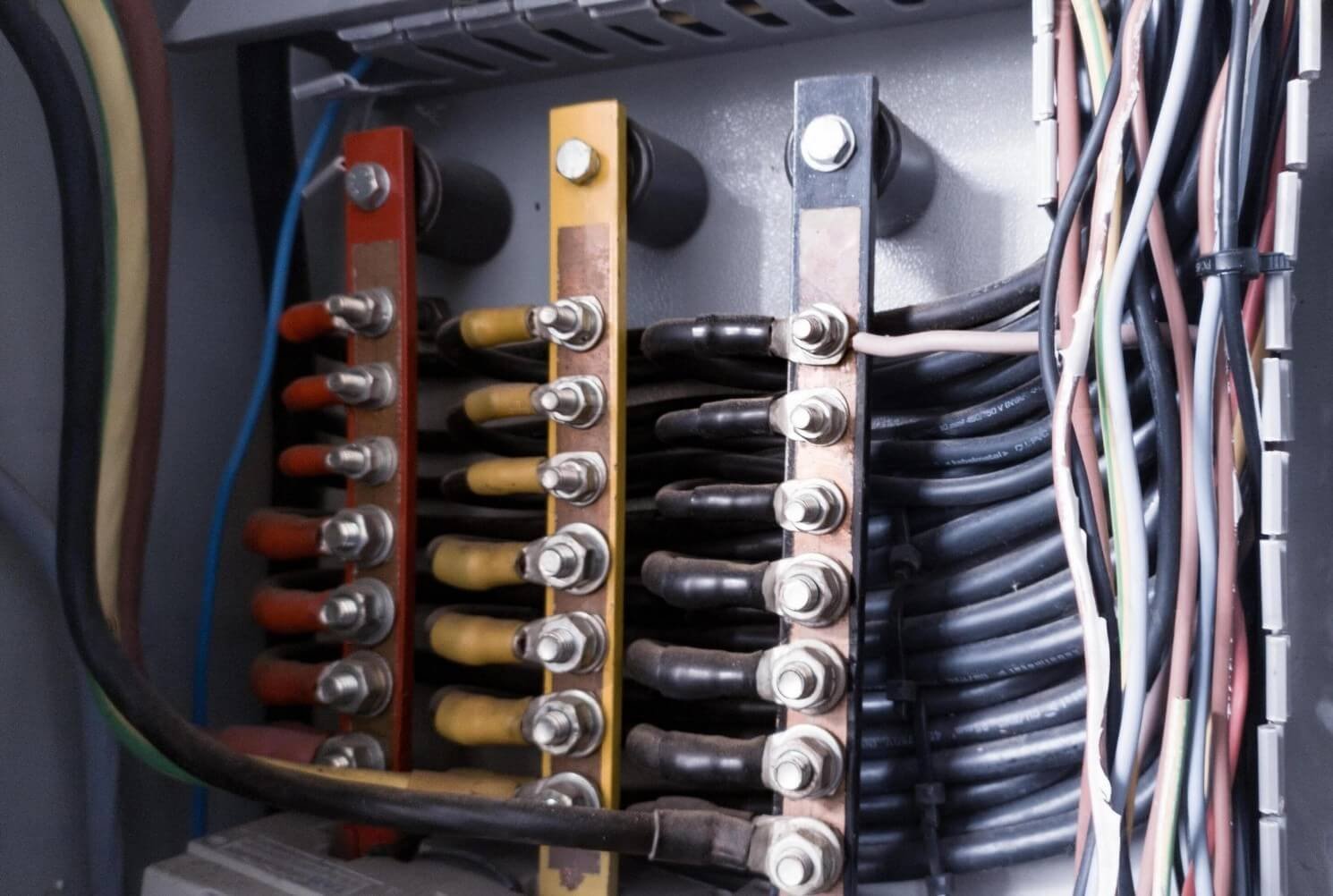 Busbar Modification & ABB Main Isolator Installation – RO Plants, Dukhan Air Base